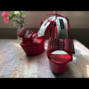 Cherry red pinup pumps